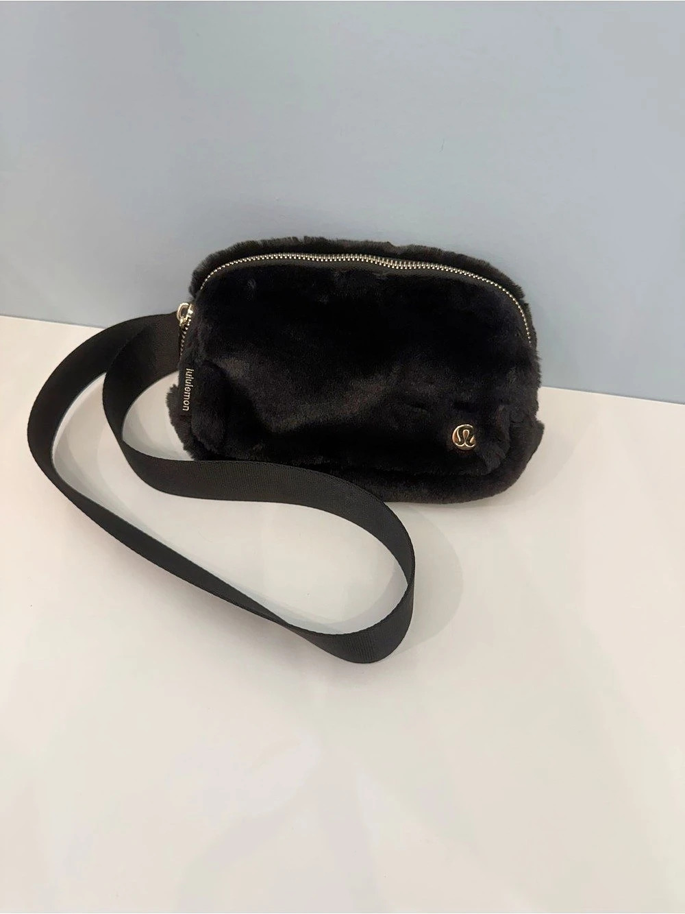 lululemon Everywhere Belt Bag Fleece Faux Fur Crossbody Bag Black - Picture 2 of 7